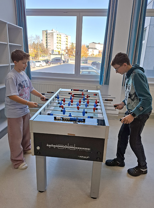 Schüler beim Tischfussball