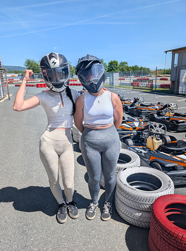 Schülerinnen mit Helm und GoKart