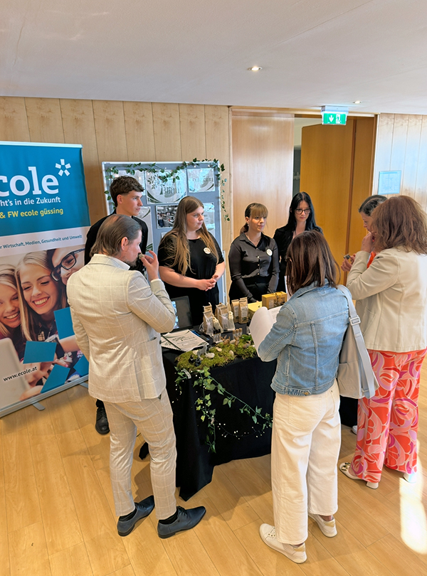 Marktstand von Interessenten umringt