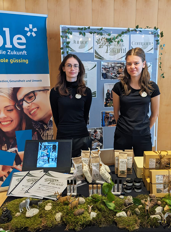 zwei Schülerinnen vor Marktstand