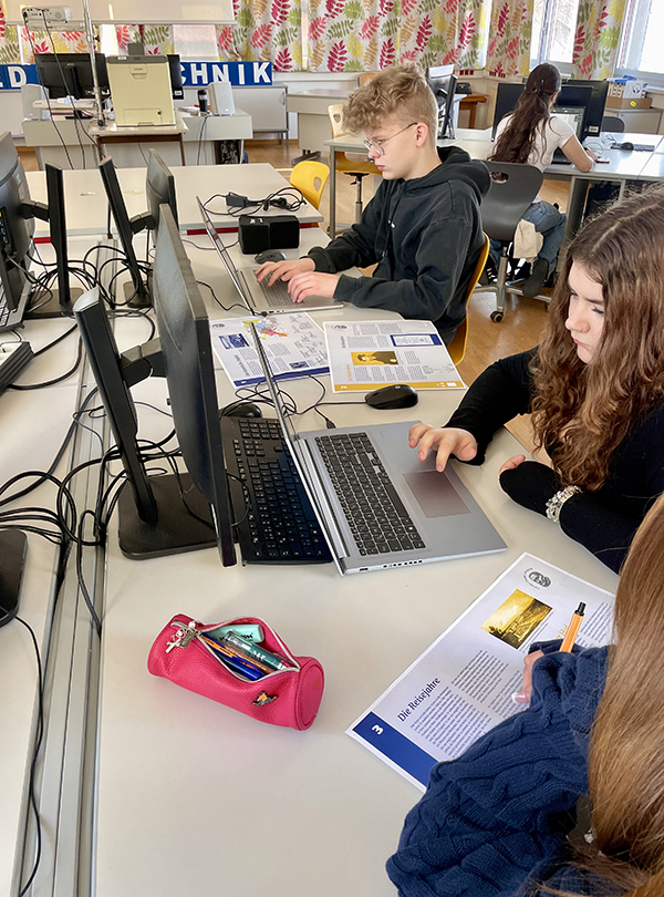 Schüler konzentriert bei der Arbeit am Computer