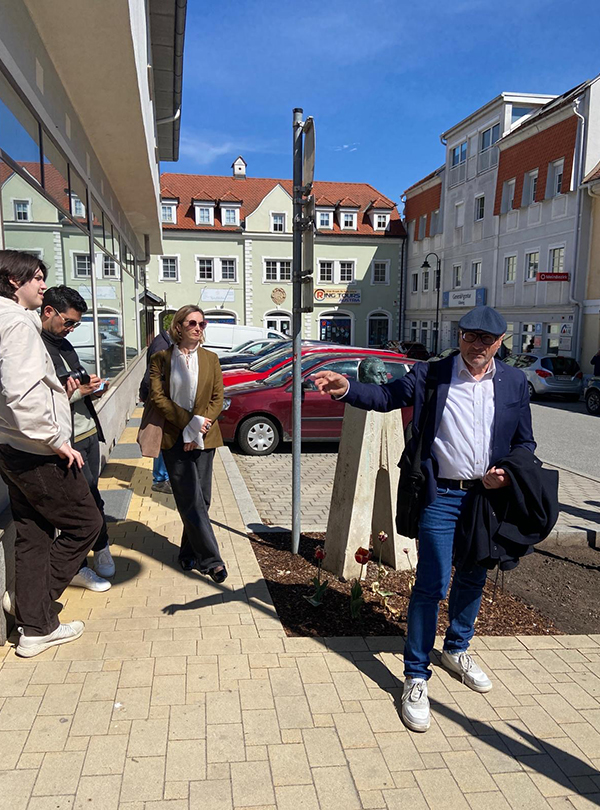 Breitegger vor Denkmal redet