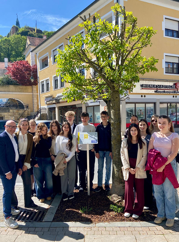 Gruppenfoto Schüler vor einer Tafel