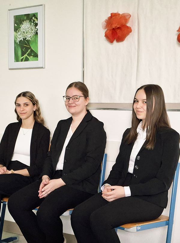 Schülerinnen sitzen und warten