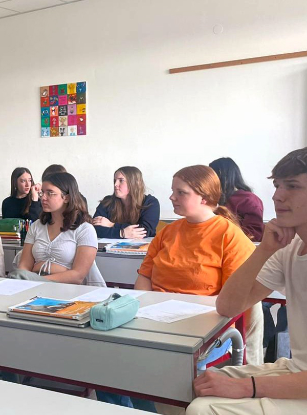 Schüler sitzen im Klassenraum