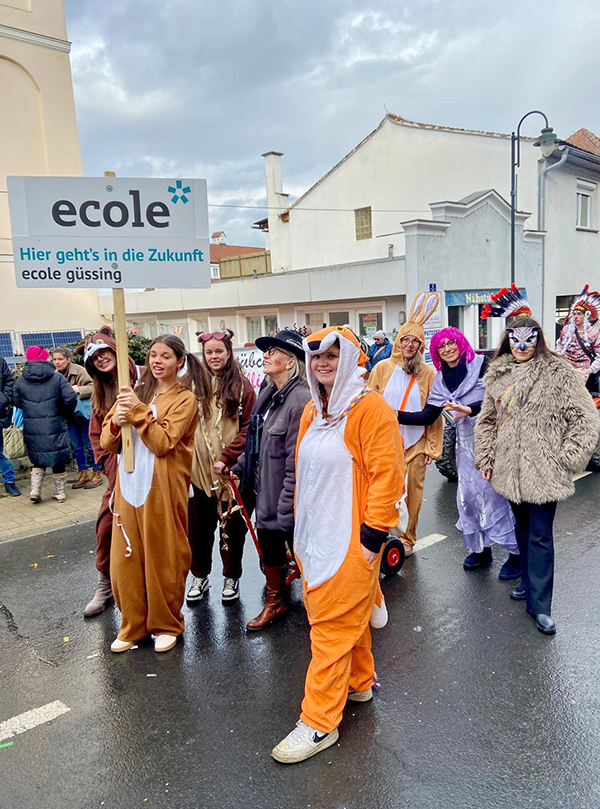 Schüler beim Faschingsumzug Güssing