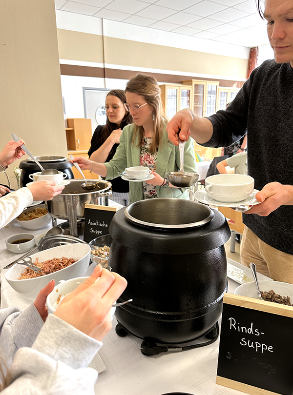 Lehrer nehmen sich Suppe