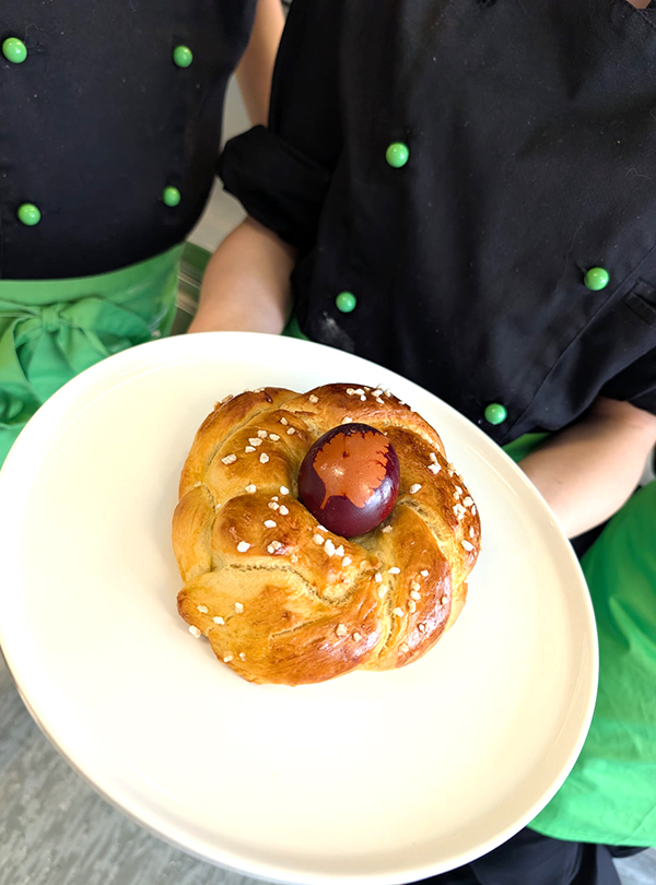 Osterkranz mit Ei in der Mitte
