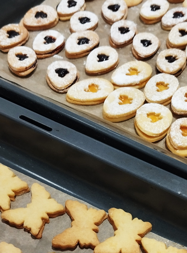 Backbleche mit Osterkekse