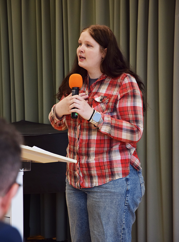 Cristine beim Sprecherpult