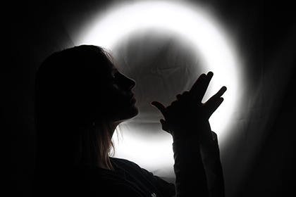 weiblicher Kopf mit Hand in sw