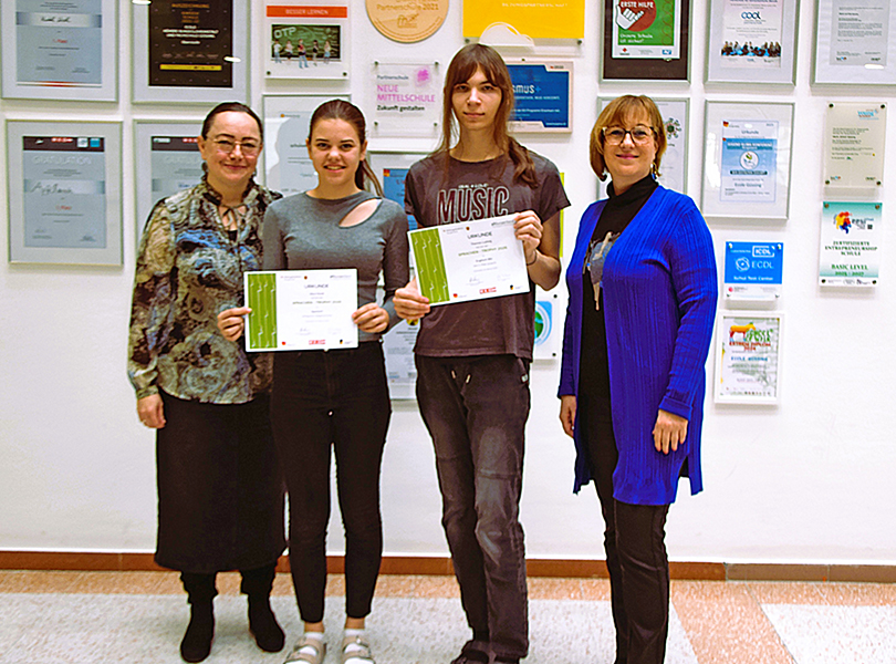 Gewinnerfoto mit Mag.a Unger und Dir. Schneemann