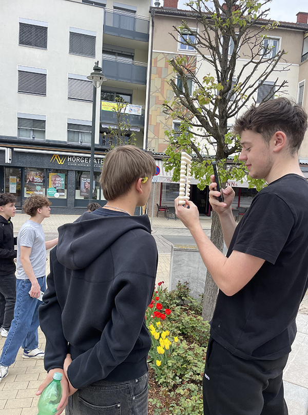 zwei Schüler fotografieren sich gegenseitig