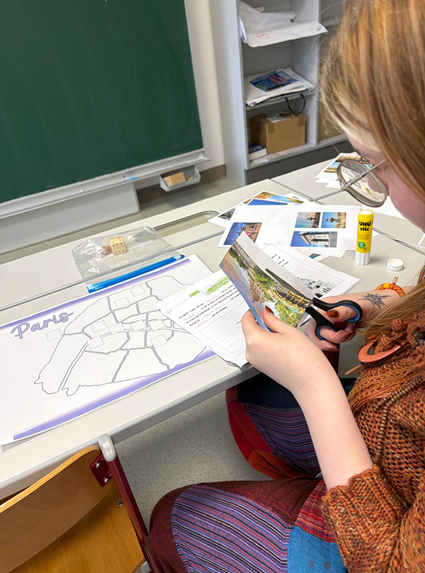 Schülerin hält Zettel