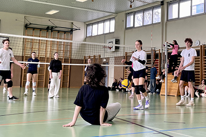 Schüler/innen beim Volleyball