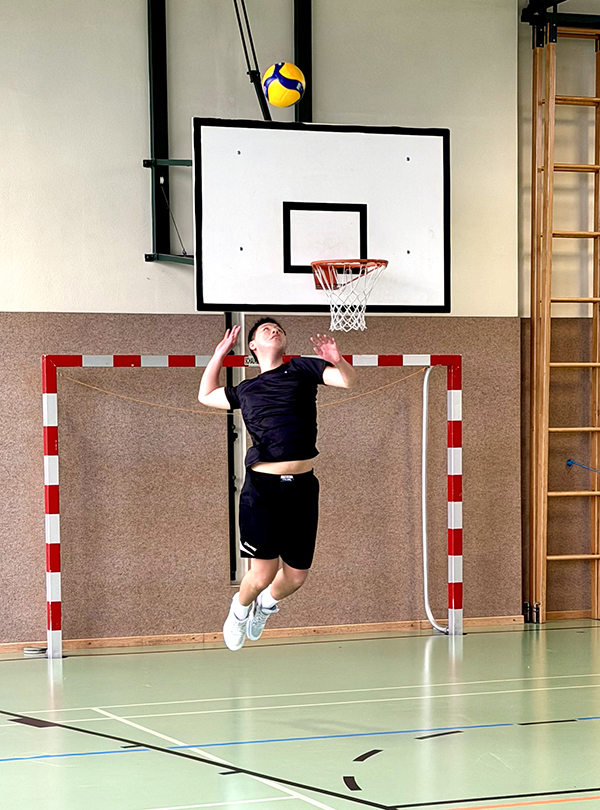 Schüler/innen beim Volleyball
