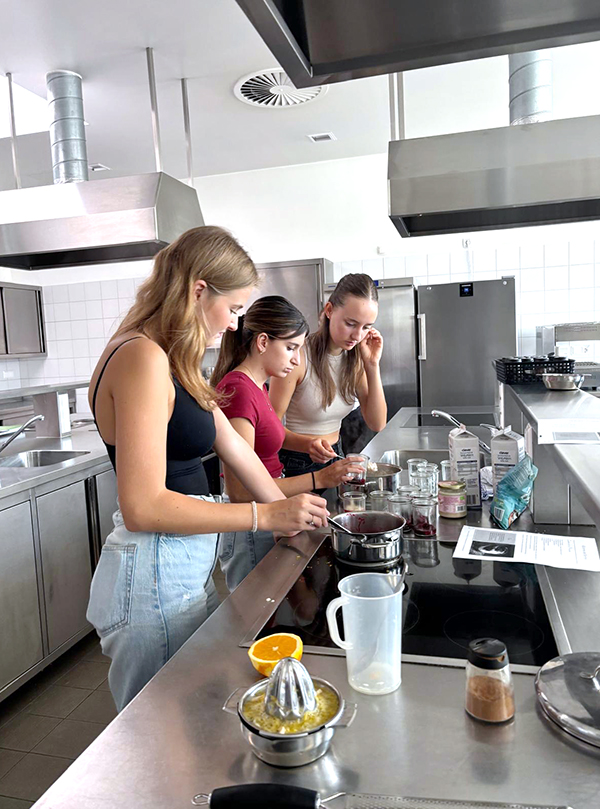 Schülerinnen in der Küche