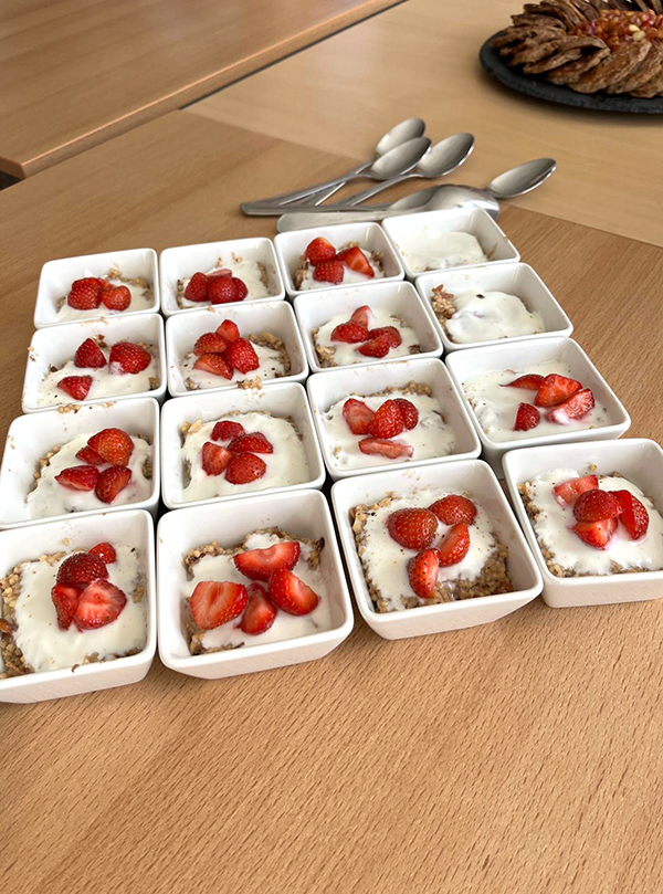 gesundes Porridge mit Früchten