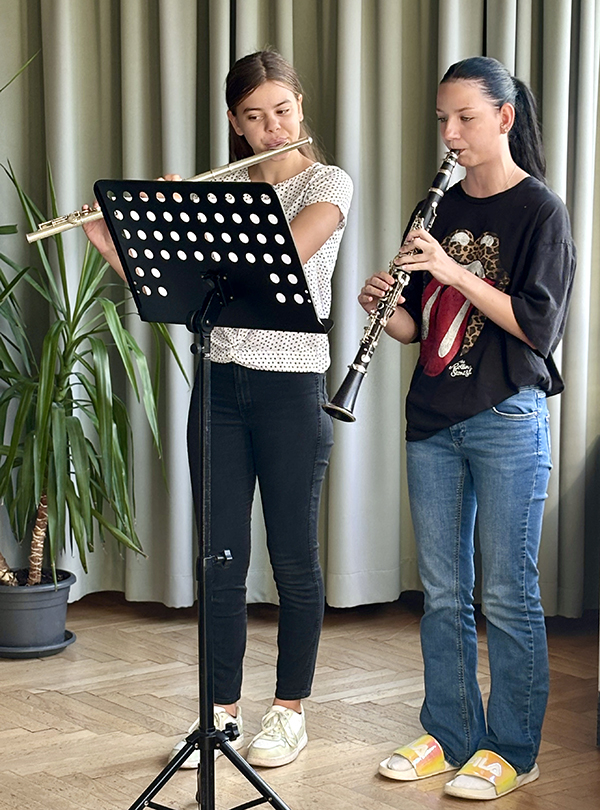 Schülerinnen musizieren mit Klarinette und Querflöte