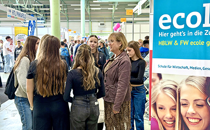 Direktorin mit Schülern im Gespräch