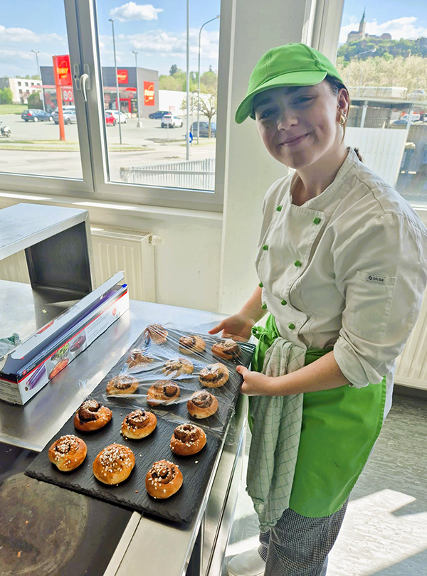 Schülerin in der Küche