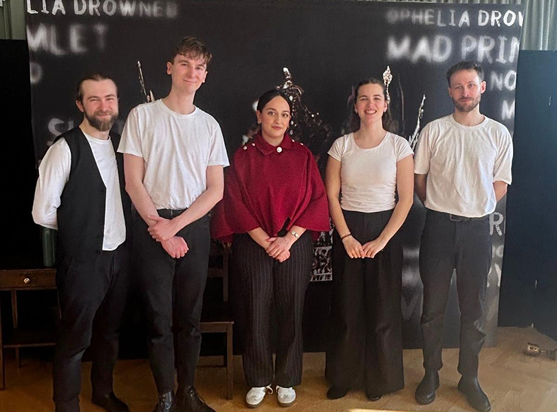 Gruppenfoto Schauspieler mit Schüler