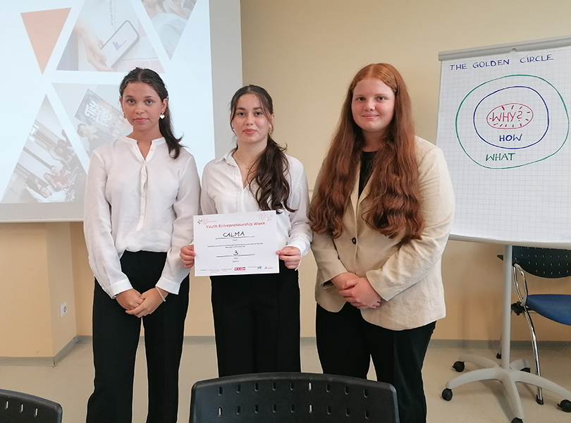 Drei Schüler mit ihrem Projekt