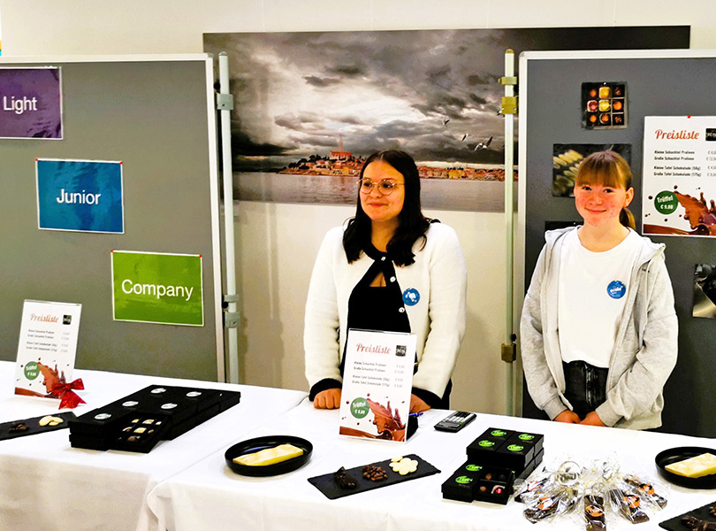 Zwei Schülerinnen verkaufen selbstgemachte Schokolade