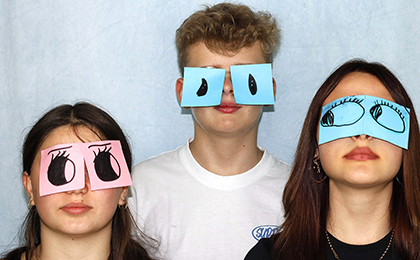 Schüler mit Post-It-Augen