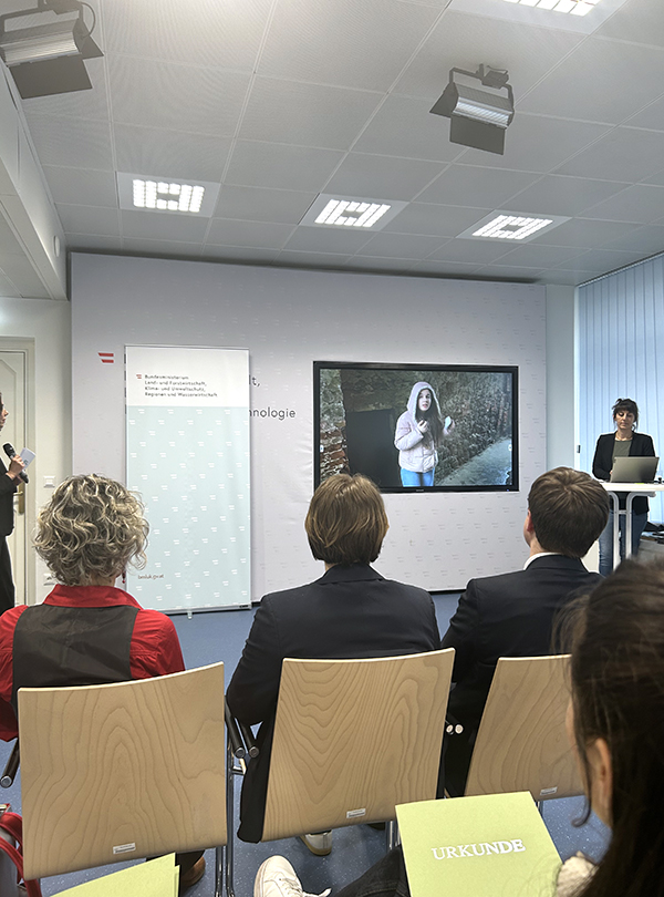 Redner begrüßen Publikum