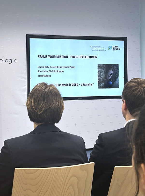 Publikum schaut auf Beamer