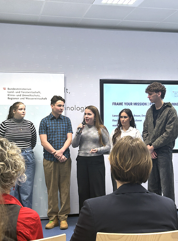 Schüler*innen stellen Projekt vor