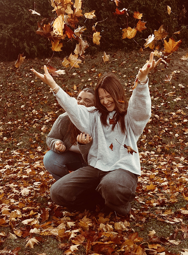 Schüler werfen blätter