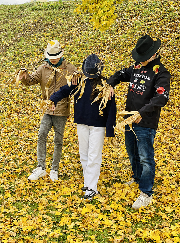 drei Vogelscheuchen gehen wie Zombies