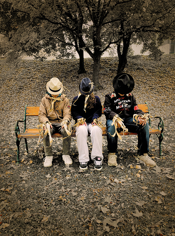 drei Vogelscheuchen, Bild dunkel bearbeitet