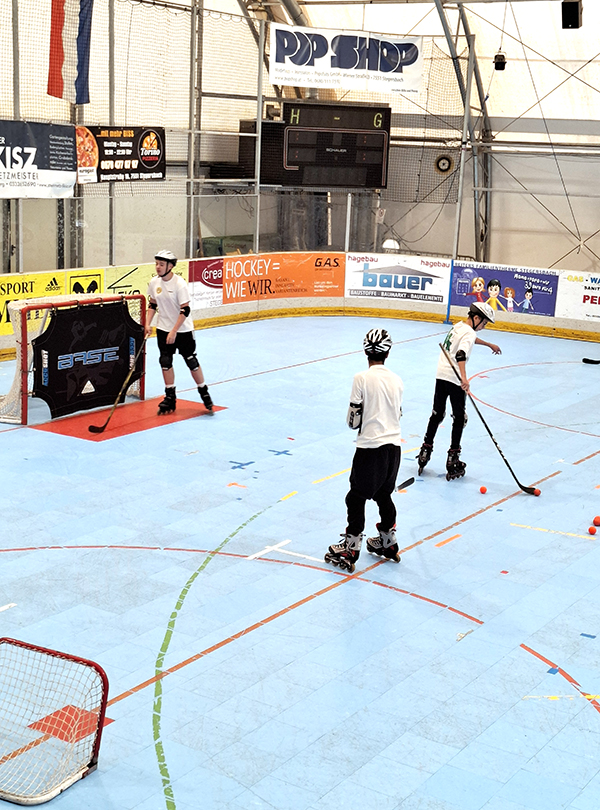 Schüler beim Inlinehockey spielen