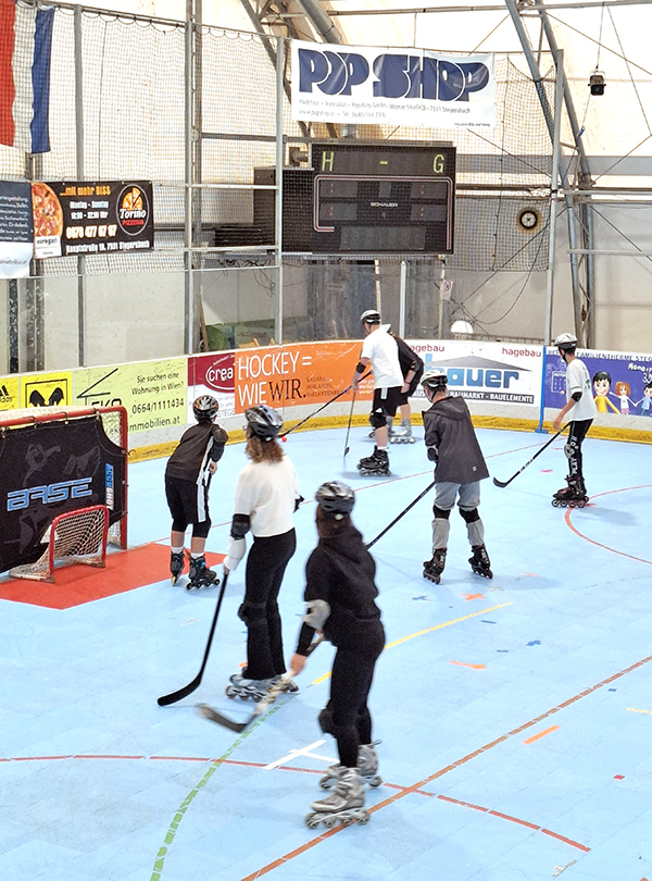 Schüler beim Inlinehockey spielen
