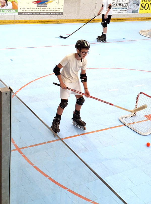 Schüler mit Schläger auf der Spielfläche in Action