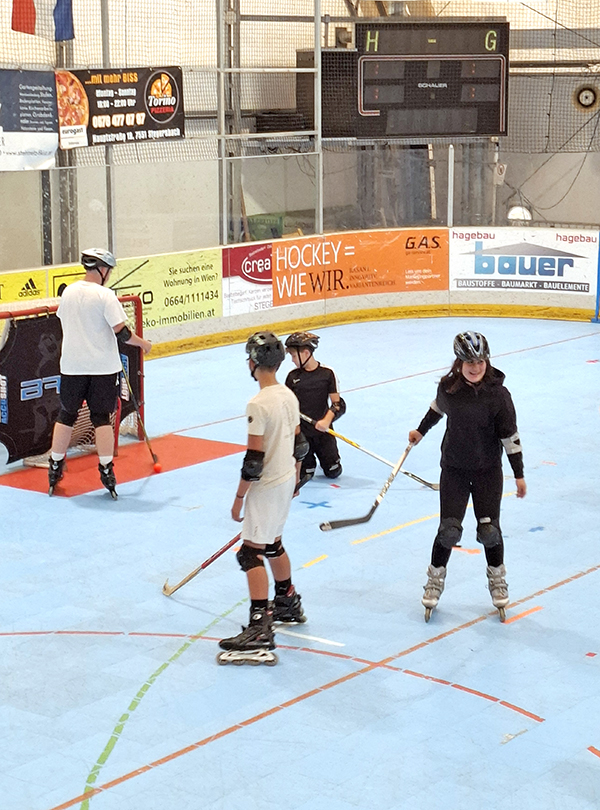 Schüler beim Inlinehockey spielen
