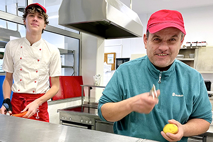 Schüler und Besucher kochen gemeinsam