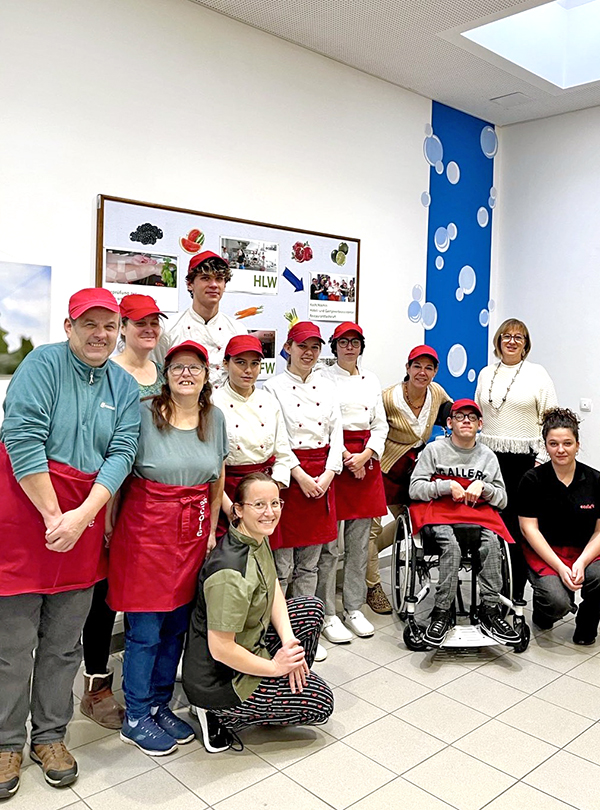 Gruppenfoto stehend mit Direktorin
