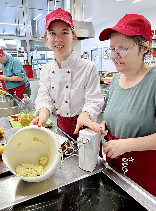 Schülerin zeigt Teigschüssel