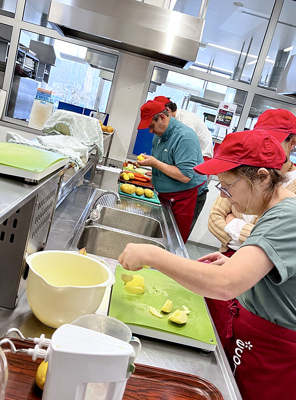 Köche schneiden Äpfel