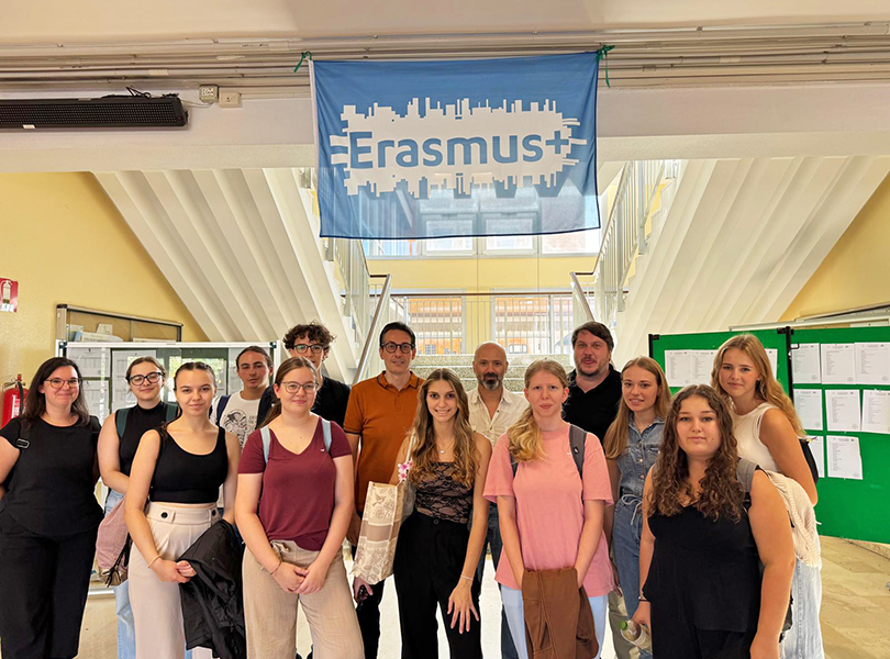 Schülergruppenfoto mit Erasmus+ Fahne