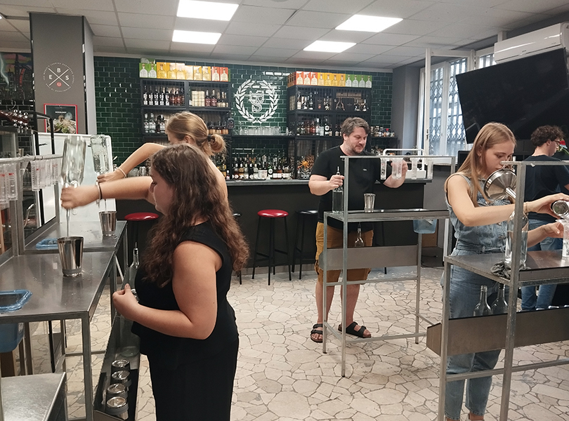 Schüler experimentieren in der Bar