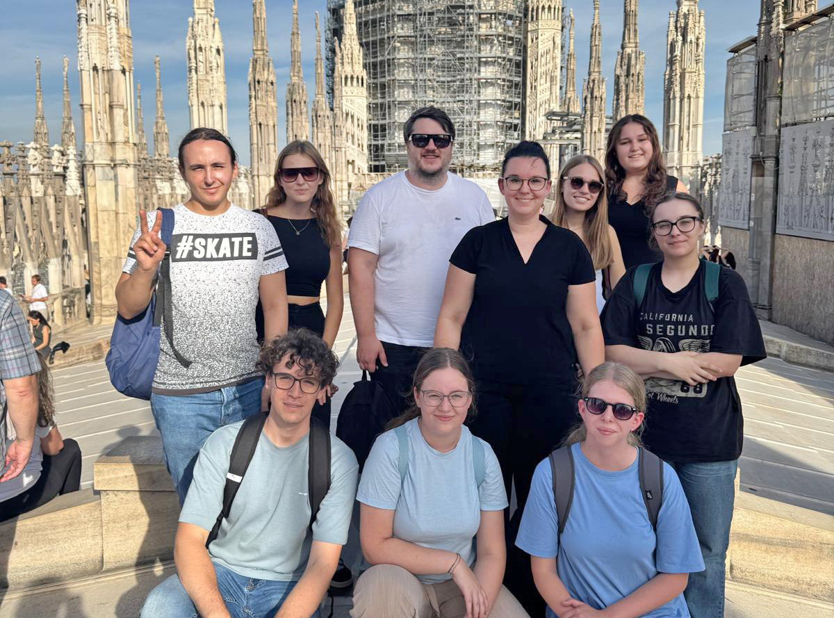Schüler vor dem Mailänder Dom
