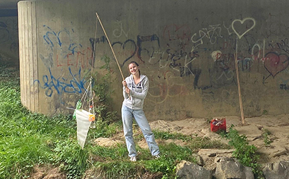 Schülerin beim "Angeln" am Fluss