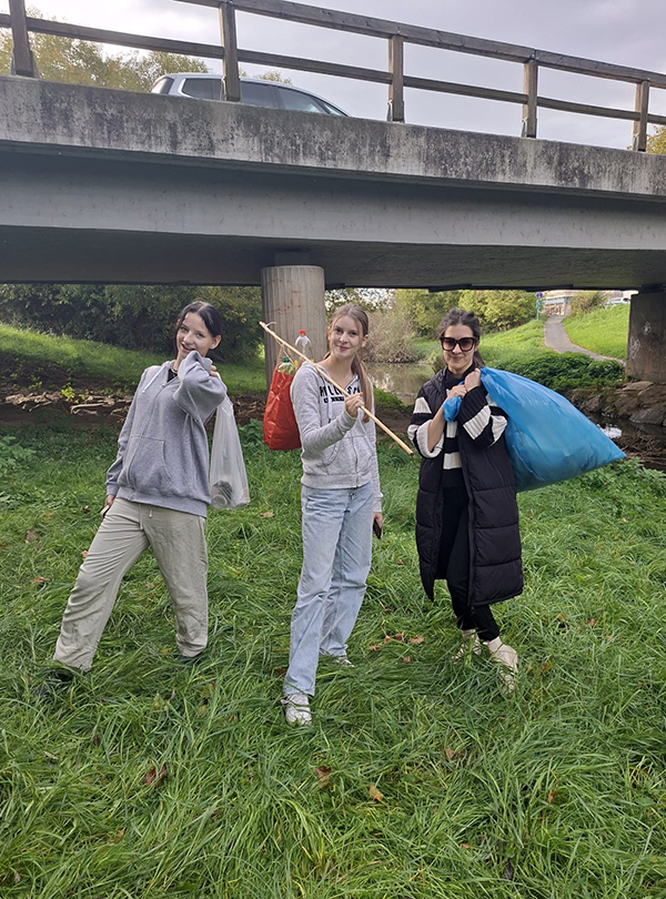 Schüler beim Fluss
