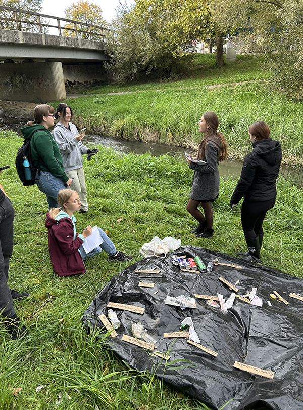 Schüler beim Fluss