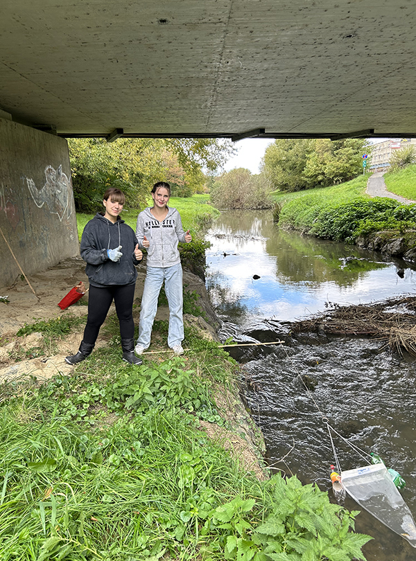 Schüler beim Fluss